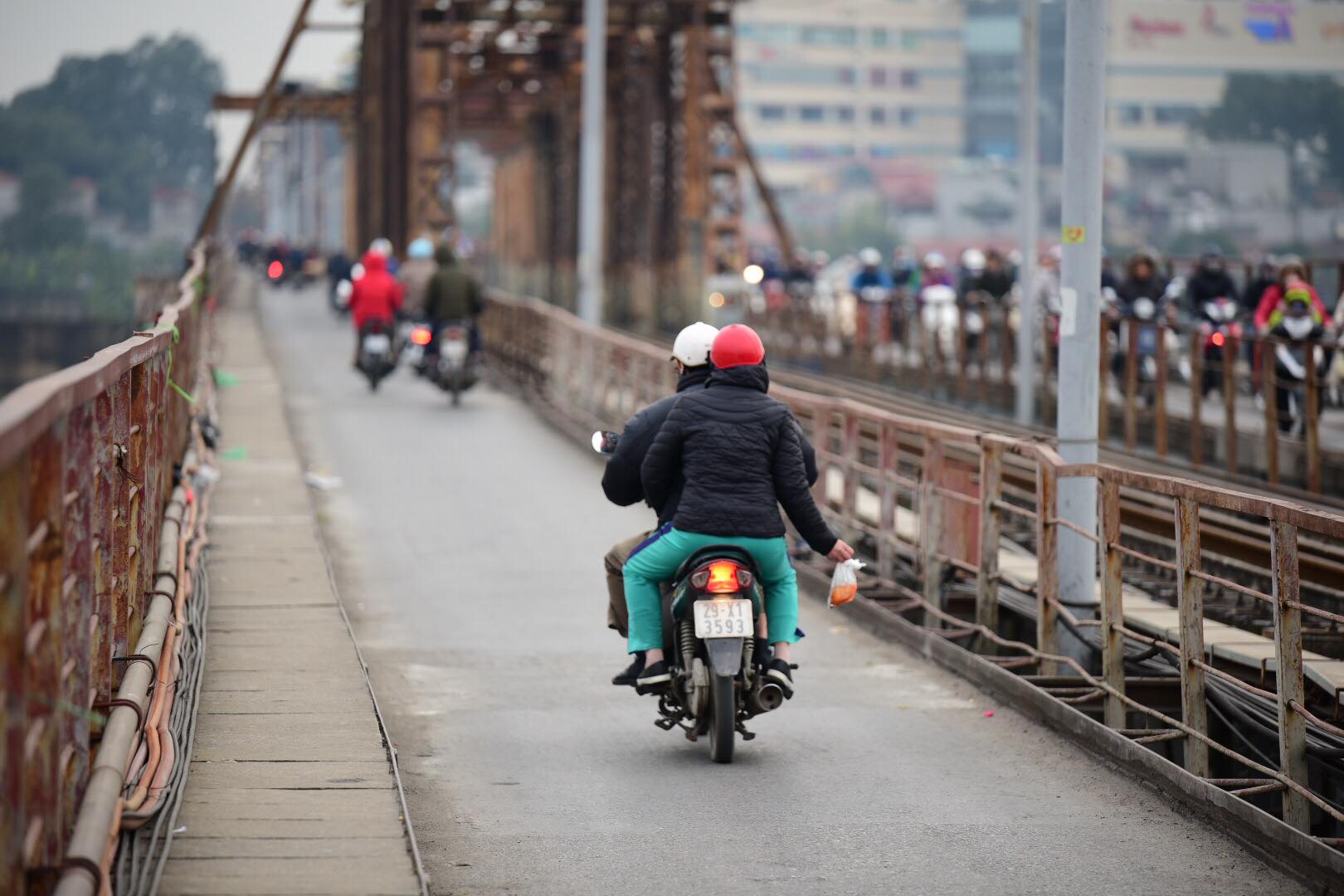 Tết ông Táo: Rét cắt da, em bé theo cha đi thả cá chép sáng sớm